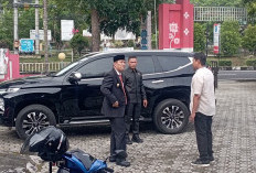 Bupati Fery Mampir ke Kelurahan Parit Padang, Prihatin Kondisi Kantor