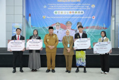 Gubernur Hidayat Serahkan Bantuan Beasiswa dan Penghargaan Bagi Mahasiswa Babel Berprestasi