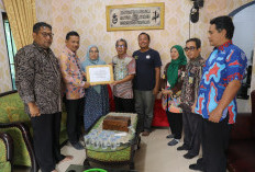 Empati dan Kebersamaan Berlanjut, Pj Sekda Fery Serahkan Tali Asih ASN Peduli Babel ke Istri Alm. Raju