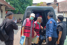 Tangan Diborgol, Pakai Rompi Pink, Bos Afat TJ Mart Cs Tiba di Pengadilan Tipikor Pangkalpinang