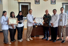 BPOM Pangkalpinang Serahkan Dua Sertifikat Penghargaan ke Pemkab Basel 