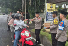Bagi Takjil Jelang Berbuka, Polsek Bukit Intan dan Bhayangkari Dekatkan Diri dengan Masyarakat