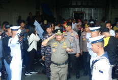 Arus Balik Gratis via Kapal Perang! Gubernur Babel Hidayat Arsani Berangkatkan Pemudik 