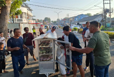 Berkah Pawai Karnaval, Donat Pedagang Triarsih Diborong Langsung Bupati Fery Insani   