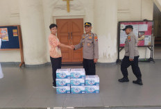 Kapolsek Taman Sari Bagikan Air Mineral ke Dua Gereja Jelang Jumat Agung dan Paskah