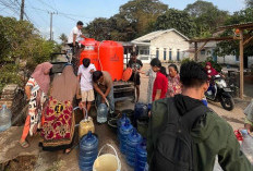 15 Hari Berturut turut, Yovita Trisyanti dan Suwandi Bagikan Air Bersih untuk Warga Toboali