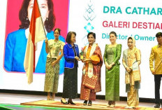Kain Cual Bangka Belitung Mendunia, Nina Sarjulianto Owner Galeri Destiani Raih AWEN Award 2025 di Kamboja   