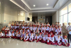 97 Siswa SDN 28 Pangkalpinang Serbu Perpustakaan Babel, Belajar Sambil Nonton di Mini Teater