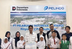 Pelindo Pangkalbalam Serahkan Beasiswa Maknai HUT Ke-81 RI