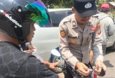 Polres Bangka Barat Bagikan Ratusan Bendera Semarakkan HUT RI