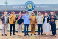 Wakil Bupati Syahbudin Kunjungi Institut Pahlawan 12, Serahkan Bantuan Pendidikan Akhir Tahun