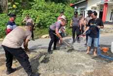 Kapolres Bangka Barat Ngaduk Semen Demi Tambal Jalan