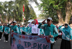 Jadi Peserta Pawai PBB, Ketua TP-PKK Babel Pimpin Penghormatan ke Gubernur Hidayat
