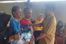 Penuhi Himbauan Gubernur, CV TMR Serahkan Bantuan CSR di Desa Bukit Layang
