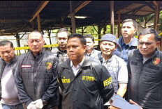 Penggeledahan Rumah Bos Besar Kaposang, Gudang hingga Alat Berat Dipasang Garis Polisi