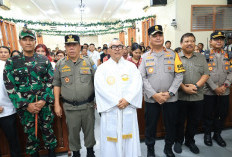 Kapolda-Gubernur Babel Pantau Gereja Di Pangkalpinang, Pastikan Keamanan Malam Ibadah Natal 2025