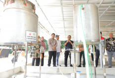 Keluarga Alumni Gadjah Mada Serahkan Alat Pengolah Sampah Plastik