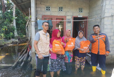 Lazismu Babel dan Lazismu Bateng Berikan Bantuan Sembako Ke Warga Terdampak Banjir Rob di Kecamatan Koba 