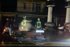 Waspada Banjir, Personel Satlantas Polresta Pangkalpinang Patroli Malam dan Atur Lalin di Titik Rawan Genangan