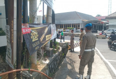 Gelar Penertiban, Satpol PP Bangka Copot Spanduk Kedaluwarsa hingga Iklan Rokok di Dekat Sekolah