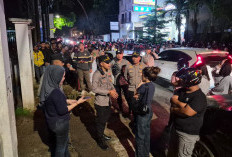 Ratusan Emak-Emak Geruduk Rumdin Kasat Pol PP Pangkalpinang, Awalnya dari Bentrok di Medsos