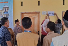 ​Tingkatkan Taraf Hidup Warga, Bupati Fery Serahkan Bantuan 81 Rumah Layak Huni