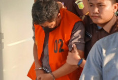 Tak Terima Suami Ditahan, Istri Tersangka Mardiansyah Teriak Histeris di Kejati