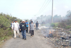 Pemkot Turunkan Alat Berat Bersih Sampah Liar di Teluk Bayur 