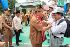 Pemprov & BAZNAS Babel Salurkan 200 Paket Perlengkapan Sekolah di SMAN 1 Sungailiat