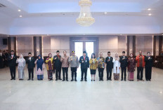 Gubernur Hidayat Arsani Lantik 8 ASN, Tekankan Integritas dan Etika dalam Bertugas