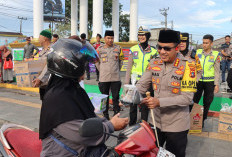 Polresta dan Jasa Raharja Babel Bagikan Takjil di Simpang 7 Pangkalpinang