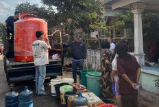 Kemarau Makin Mencekik, Owner Cozy Mart Kembali Bagikan Air Bersih, Suwandi Ikut Turun Dampingi Istri 