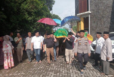 Kapolsek Pangkalan Baru Sambang Duka dan Kawal Jenazah Mantan Wali Kota Pangkalpinang