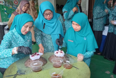 Ketua Tim Penggerak PKK Pangkalpinang, Asyik Ikut Buat Batik Shibori