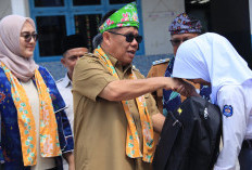 Gubernur Hidayat Serahkan Seragam dan Perlengkapan Sekolah Untuk Siswa Prasejahtera