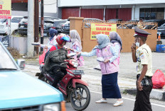 Srikandi PLN Babel Berbagi Takjil dan Kurma di Bulan Ramadan