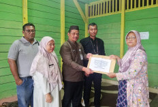 Wakili Gubernur Hidayat, Pj Sekda Fery Antar Langsung Santunan ASN Peduli Babel ke Keluarga Almarhum Sigit 