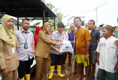 PT Timah Tbk Salurkan Bantuan Sembako kepada Masyarakat Terdampak Banjir Rob 