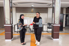 Kanwil Kemenkum Babel Serahkan 9 Sertifikat Apostille untuk Keperluan Studi di Romania