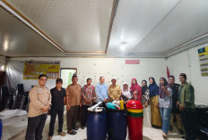Dosen UBB Serahkan Komposter Aerasi dan Latih Warga Batu Belubang Olah Sampah Organik