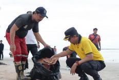Polresta Pangkalpinang Bersama Pemkot Pangkalpinang Gelar Aksi Bersih-bersih Massal di Pantai Pasir Padi