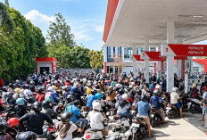Ganjil Genap Pertalite Picu Antrean Panjang di SPBU Belitung, Pengendara Motor Membludak