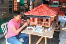 Bukti Kecintaan Budaya Daerah, Seniman Basel Yoelchaidir Buat Miniatur Rumah Adat Pelideh 