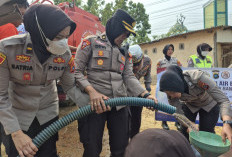 Hampir 2 Bulan Krisis Air, Polwan Polresta Pangkalpinang Salurkan 4 Ton ke Warga Kampak