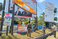 Rugikan PAD dan Langgar Perda KTR, Puluhan Spanduk Rokok Ilegal di Sungailiat Ditertibkan Satpol PP