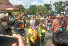 Wali Kota Serahkan Paket Bantuan Lebaran CSR BSB dan BPRS Babel Bagi Ratusan Petugas Kebersihan