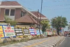 Warga Dari Toboali Hadir di Pengadilan Tipikor Pangkalpinang, Halaman Dipenuhi Karangan Bunga 