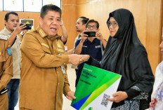 Gubernur Hidayat Arsani Serahkan Kartu BPJS Ketenagakerjaan Bagi UMKM di Belitung