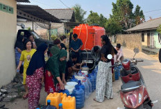 Kemarau Tak Kunjung Usai, Yovita-Suwandi Kembali Distribusikan Air Bersih ke Warga Toboali