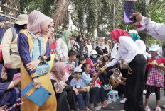 Pawai HUT Ke-81 RI Meriah, Noni Hidayat Bagikan Ratusan Telur Rebus ke Anak-anak
